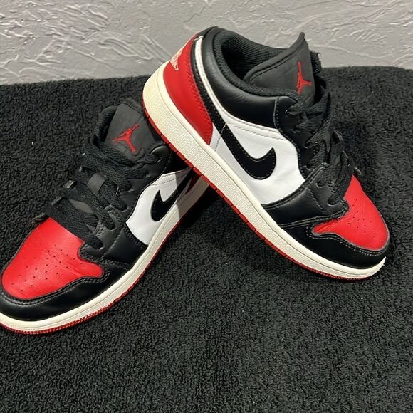 🏀 NIKE AIR JORDAN 1 Low 'Bred Toe' 2023 Shoes Big Kids Sz 4Y - RARE - Excellent - Picture 3 of 12